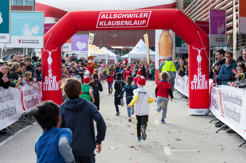 Zieleinlauf der Schüler/-innenkategorien am Klausenlauf 2019. Foto Verein Klausenlauf