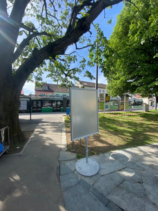 Mobiler Plakatständer am Lindenplatz. Foto Gemeinde Allschwil