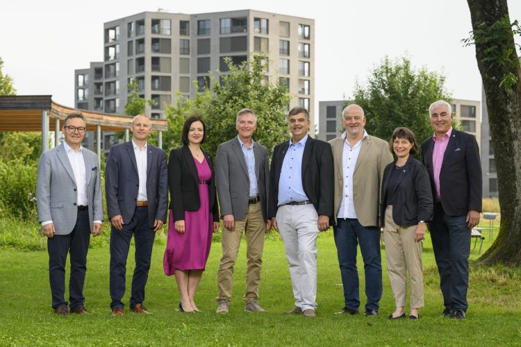 V.l.n.r.: Patrick Dill (Leiter Gemeindeverwaltung), Philippe Hofmann (Gemeinderat Die Mitte), Biljana Grasarevic (Gemeinderätin Grüne), Robert Vogt (Gemeinderat FDP), Franz Vogt (Gemeindepräsident Die Mitte), Christoph Morat (Vizegemeindepräsident SP), Silvia Stucki (Gemeinderätin SP), Andreas Bammatter (Gemeinderat SP).